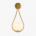 Aplique de parede design LED dourado com esfera em vidro branco Shadow