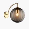 Aplique de pared LED dorado con esfera de vidrio ahumado Scone