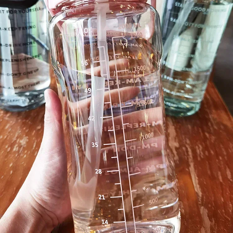 BOTTIGLIA D'ACQUA PORTATILE DA 2L CON CANNUCCIA E MARCATURA DEL TEMPO PER SPORT E FITNESS