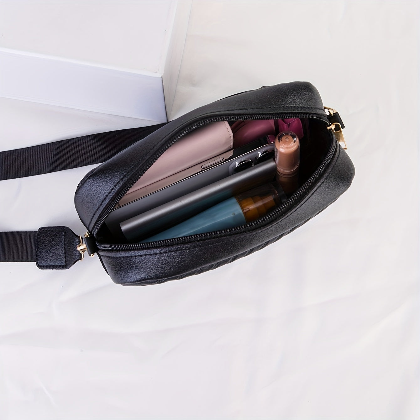 Borsa Leggera da Donna Chic – Stripes e Trapuntata con Finiture in Oro