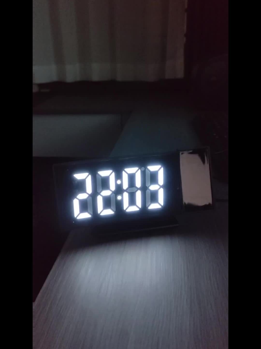 Orologio Sveglia Digitale – Display LED e Funzione Snooze con Luminosità Regolabile