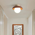 Lampada a soffitto con paralume opalino che offre un'illuminazione calda nell'ingresso