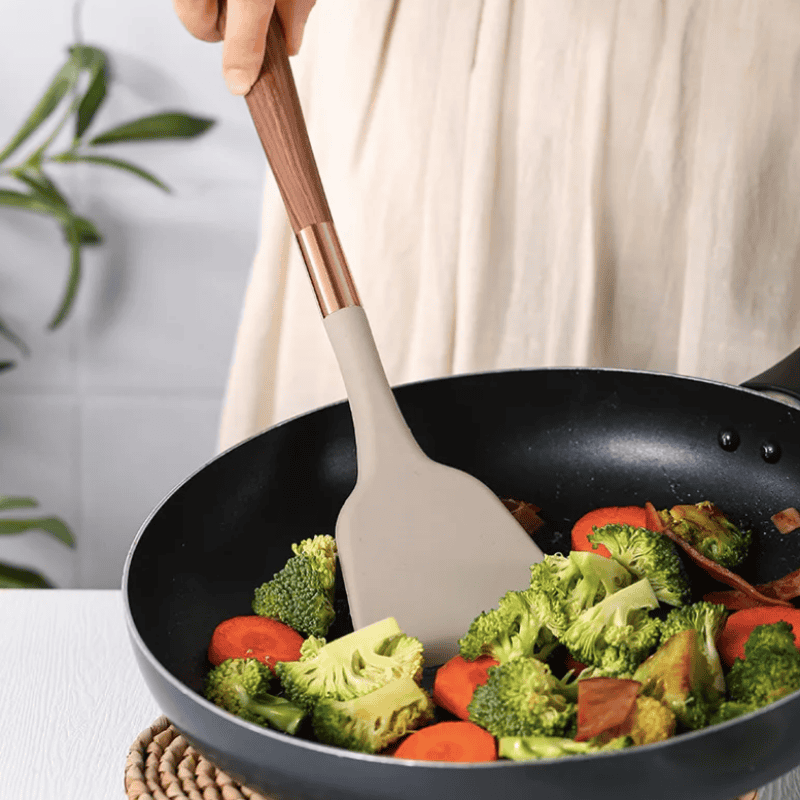 Utensili da Cucina Realizzati in Silicone Sicuro per Alimenti con Manico in Legno – KitchenElegance