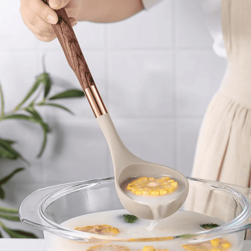 Utensili da Cucina Realizzati in Silicone Sicuro per Alimenti con Manico in Legno – KitchenElegance
