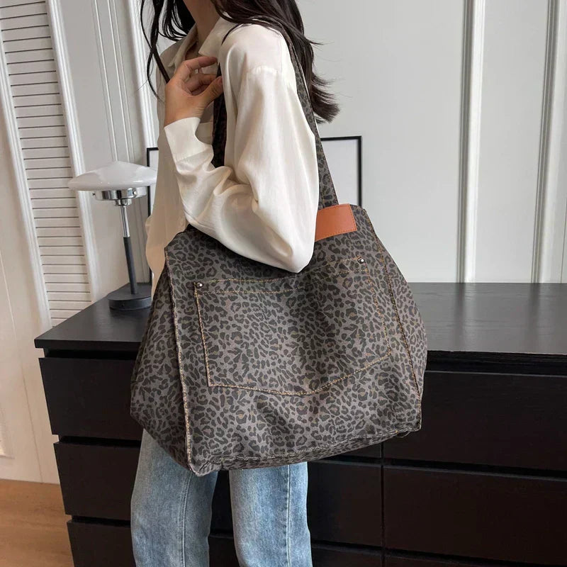 Borsa a Spalla in Tela Oversize con Stampa Leopardo - Viola