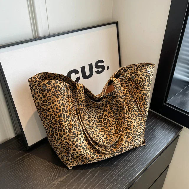 Borsa a Spalla in Tela Oversize con Stampa Leopardo - Viola