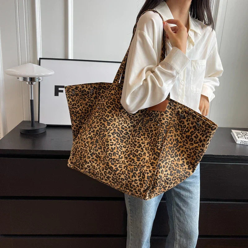 Borsa a Spalla in Tela Oversize con Stampa Leopardo - Viola