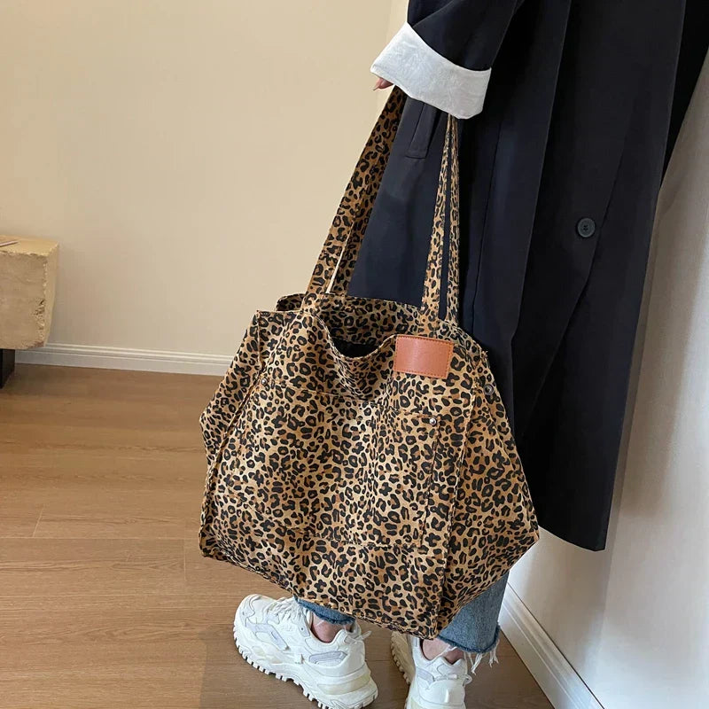 Borsa a Spalla in Tela Oversize con Stampa Leopardo - Viola