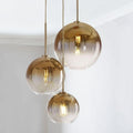 Lampe suspendue avec globe en verre | Design contemporain en laiton