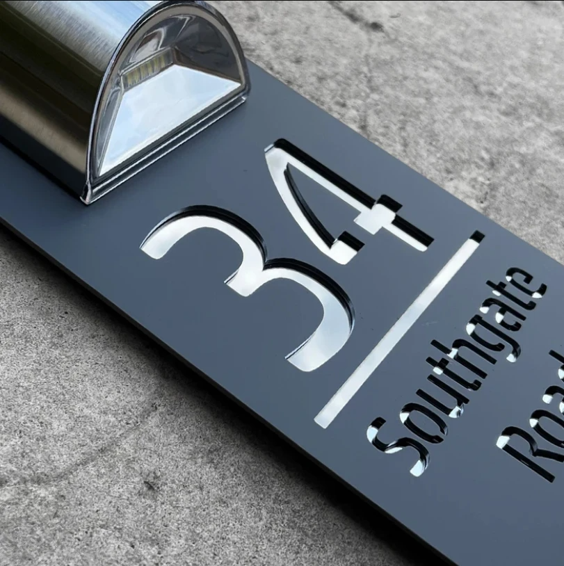 Insegna Numerica Solare - Illuminazione Elegante a Energia Solare